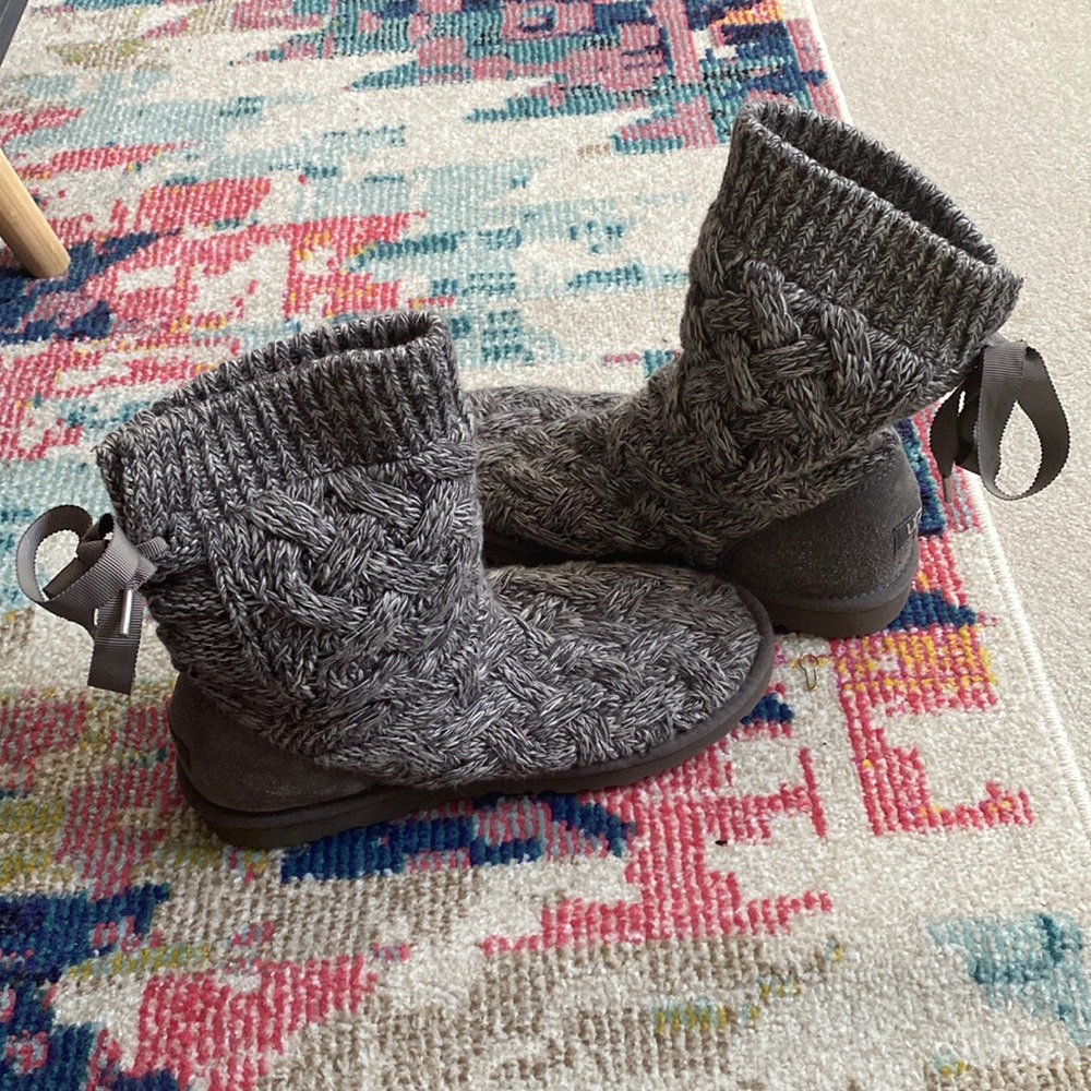 Isla UGGS Grey sweater with lace up ribbon.